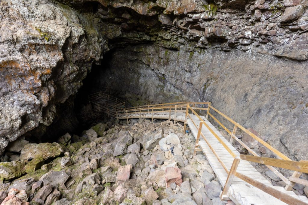 The entrance to the Víðgelmir Lava Tube Cave.
