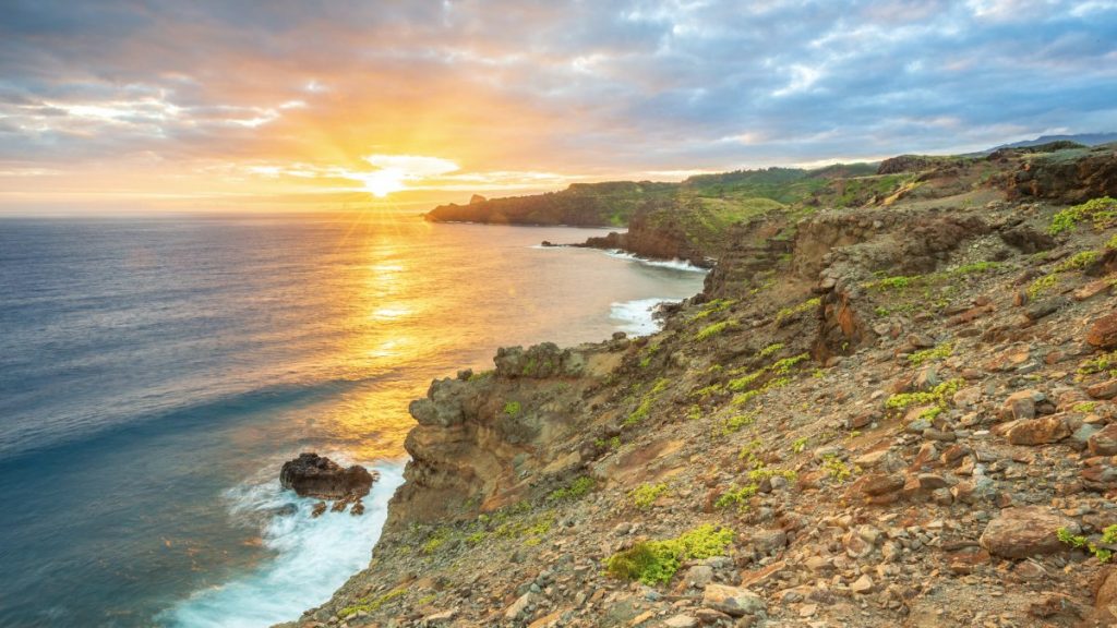 A calming photo of a Hawaiian sunrise.